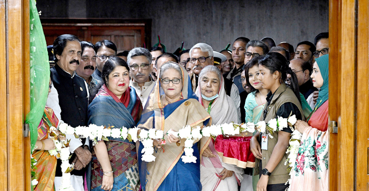 প্রার্থনা করুন যাতে দেশে গণতন্ত্র-স্থিতিশীলতা অব্যাহত থাকে