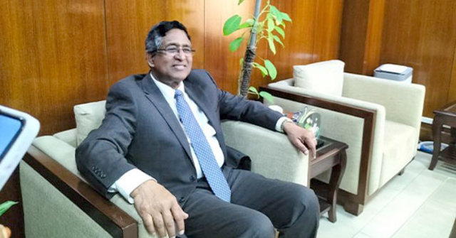 দেশ থেকে সরকারের কেউ পালাবে না: কৃষিমন্ত্রী