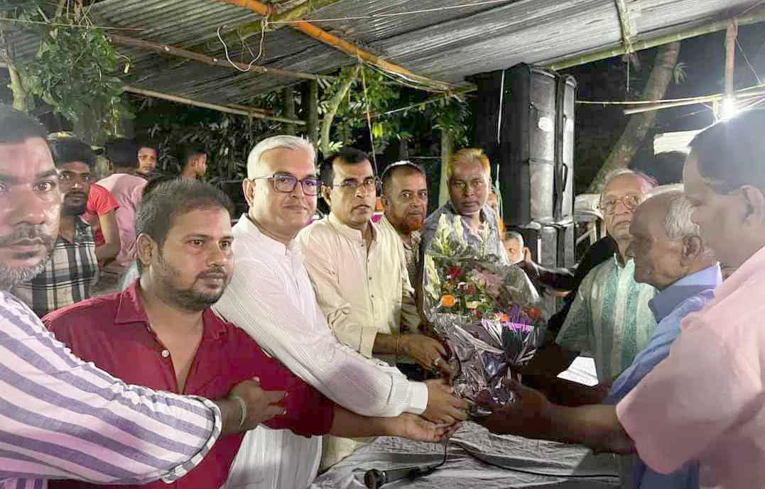 দুর্গাপূজায় অসহায় হিন্দু পরিবারের মাঝে খাদ্যসামগ্রী বিতরণ করলেন ঢাবির সাবেক ছাত্রনেতা রেজাউল করিম
