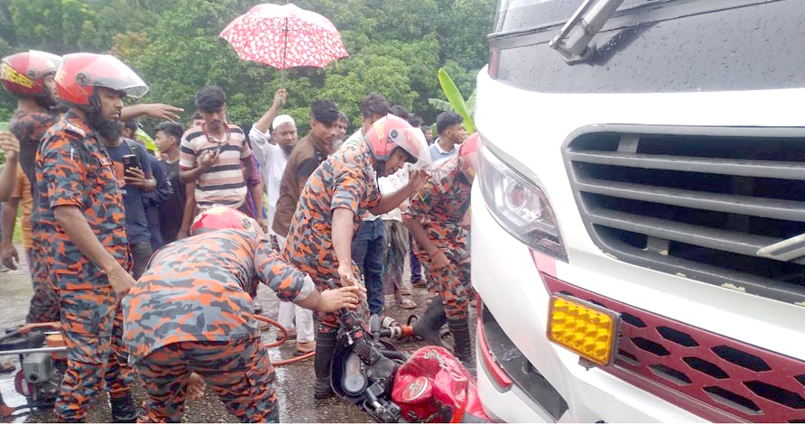 হানিফ পরিবহনের চাকায় পিষ্ট হয়ে মোটরসাইকেল আরোহী নিহত