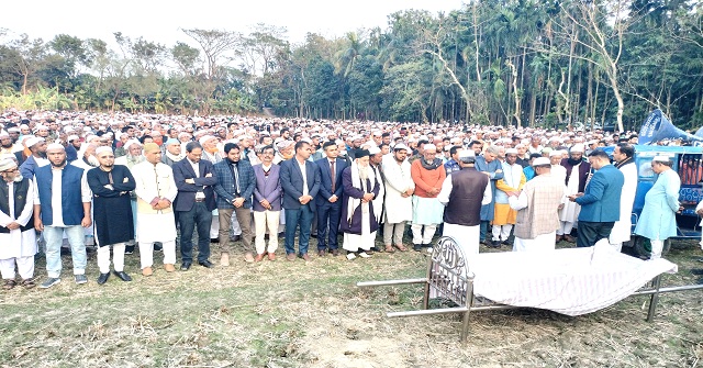  হিজলা উপজেলা চেয়ারম্যান বেলায়েত হোসেন ঢালীর নামাজে জানাজা অনুষ্ঠিত 
