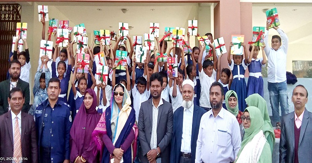 নতুন বইয়ের ঘ্রাণে মাতোয়ারা মনপুরা দ্বীপের শিক্ষার্থীরা