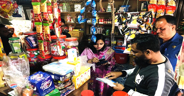 আগৈলঝাড়ায় ব্যবসায়ীকে জরিমানা ও মেয়াদোত্তীর্ন নিত্যপণ্য জব্দ