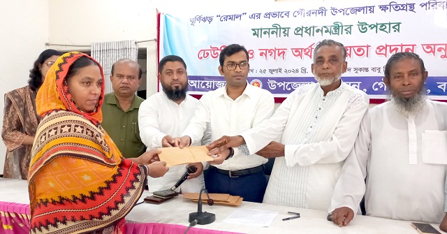 গৌরনদীতে ঝড়ে ক্ষতিগ্রহস্থদের মাঝে ঢেউটিন ও নগদ অর্থ বিতরণ