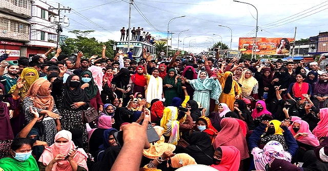 বরিশালে মহাসড়ক অবরোধ করে অপসোনিন ফার্মার শ্রমিকদের বিক্ষোভ সমাবেশ