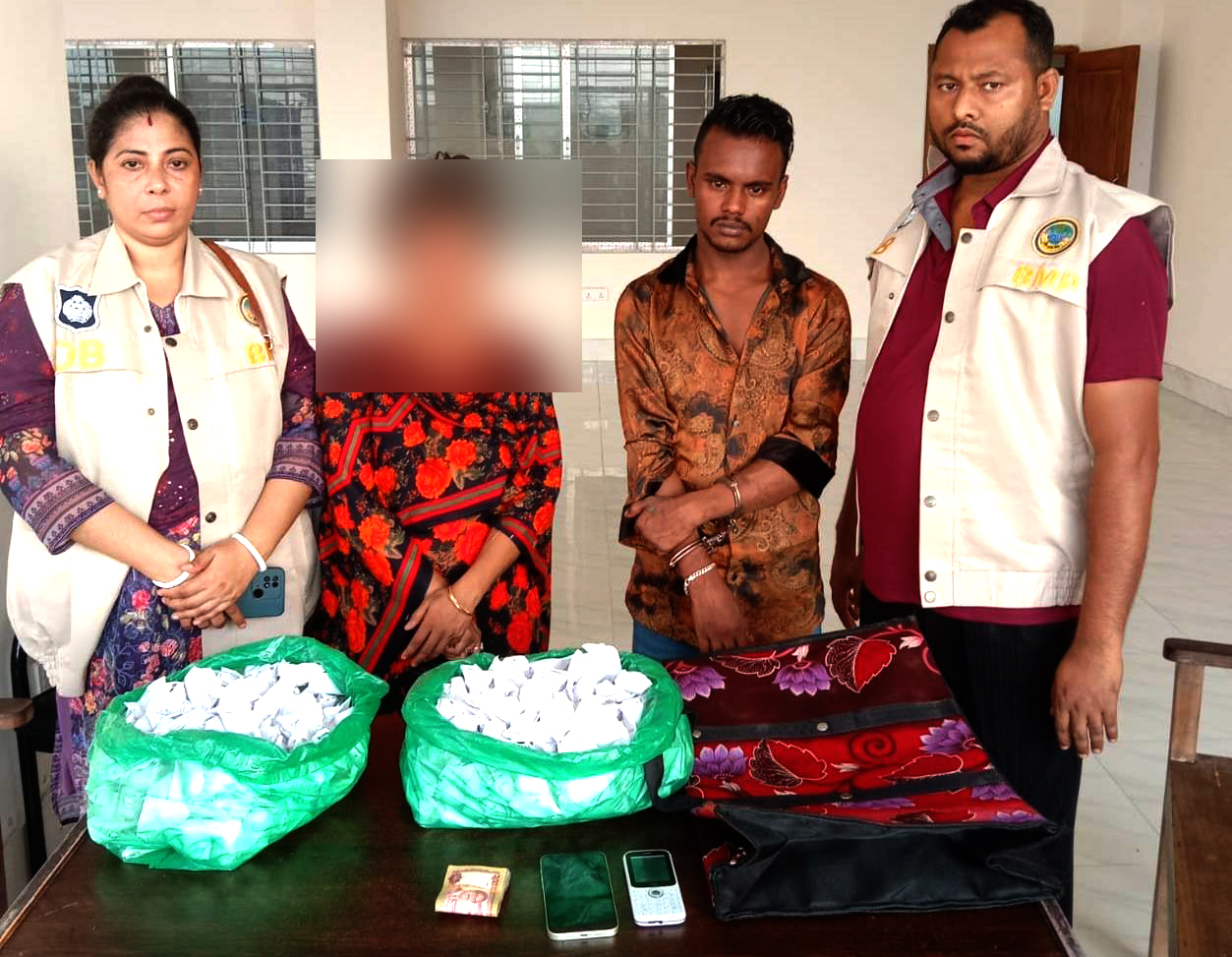 বরিশাল নগরীতে মুরগীর ঘর থেকে গাঁজা উদ্ধার, দম্পতি আটক 