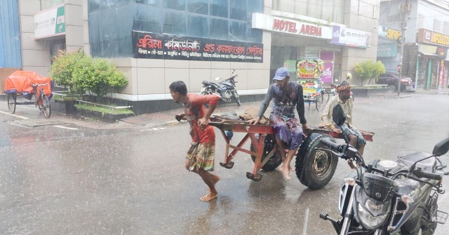 ভারী বর্ষণে তলিয়ে গেছে দক্ষিণাঞ্চল