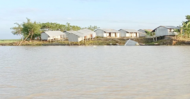 বরিশালে নদীতে বিলীন হচ্ছে আশ্রয়ন প্রকল্পের ঘর