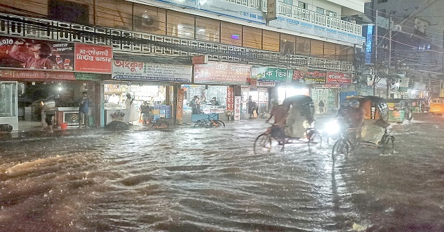অল্প বৃষ্টিতেই বরিশালে জলাবদ্ধতা