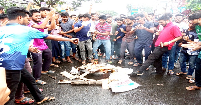 মহাসড়কে আগুন জ্বালিয়ে ববি শিক্ষার্থীরদের আন্দোলন