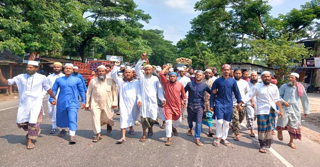  উজিরপুরে বিশ্বনবীকে কটূক্তির প্রতিবাদে বিক্ষোভ মিছিল, বিচারের আশ্বাস দিলেন ইউএনও