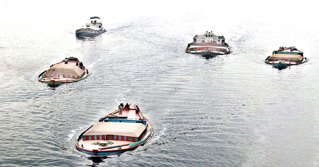 রাতের আঁধারে কীর্তনখোলা নদী থেকে বালু উত্তোলনের অভিযোগ