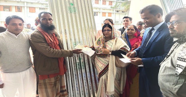 কলাপাড়ায় ঢেউটিন ও চেক বিতরণ