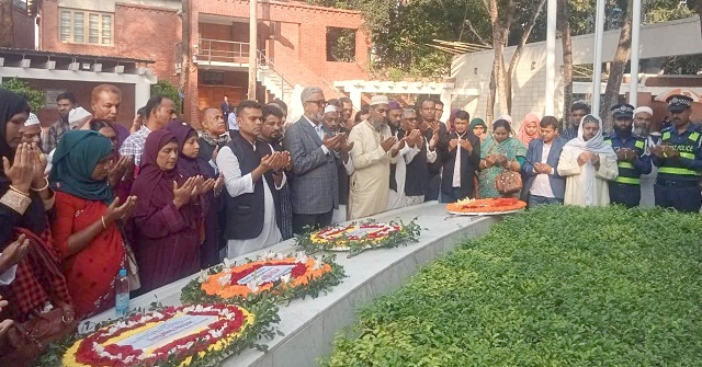 উজিরপুর উপজেলার মেম্বার এসোসিয়েশন টুঙ্গিপাড়ায় বঙ্গবন্ধুর সমাধিতে শ্রদ্ধা
