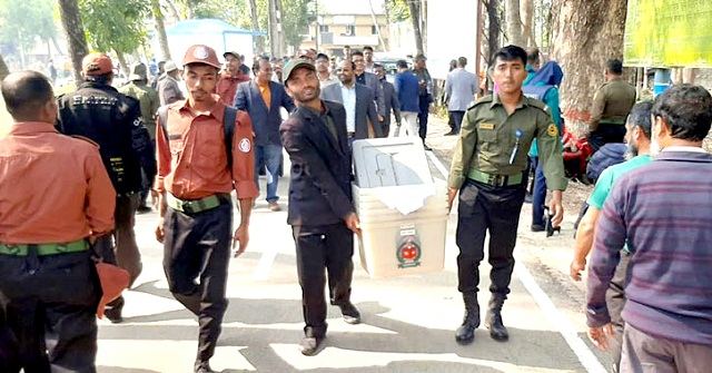 বরিশালে কেন্দ্রে যাচ্ছে নির্বাচনী সরঞ্জাম