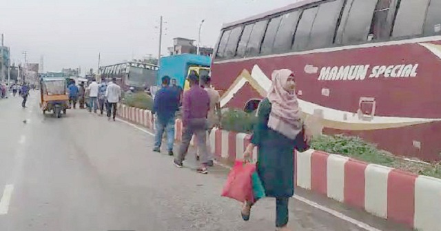 বরিশালে শিক্ষার্থীদের অবরোধে চরম ভোগান্তিতে যাত্রীরা, হেঁটে গন্তব্যে যাচ্ছেন মানুষ