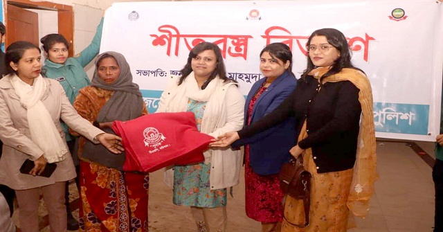 অসহায় শীতার্তদের মাঝে শীতবস্ত্র বিতরণ করলেন পুনাক সভানেত্রী