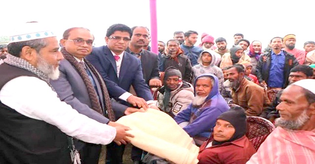 বরিশালে আশ্রয়ণ প্রকল্পের সুবিধাভোগীদের মাঝে শীতবস্ত্র বিতরণ