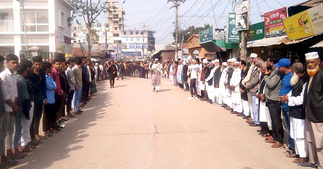 দুই বীর মুক্তিযোদ্ধা পরিবারকে পুলিশি হয়রানির প্রতিবাদে মানববন্ধন 