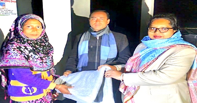 বানারীপাড়ায় ইউএনও'র শীতবস্ত্র বিতরণ