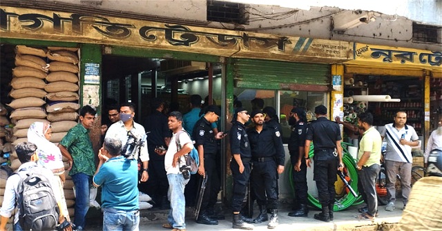 বরিশ‍ালে মোবাইল কোর্টের অভিযান টের পেয়েই দোকানপাট বন্ধ